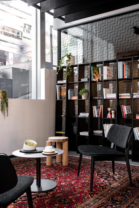 معماری داخلی دفترکار اوبر در استرالیا با کنتراست سیاه و سفید | ایتوک | مبلمان اداری