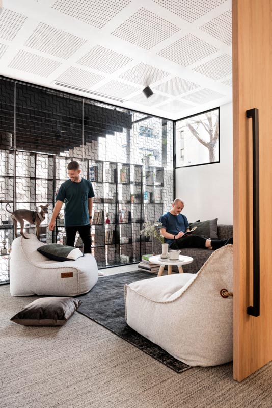 معماری داخلی دفترکار اوبر در استرالیا با کنتراست سیاه و سفید | ایتوک | مبلمان اداری