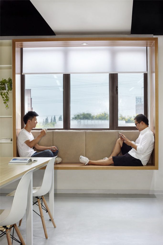 خلاقیت در طراحی صندلی متصل به پنجره در دفتر اداری | ایتوک